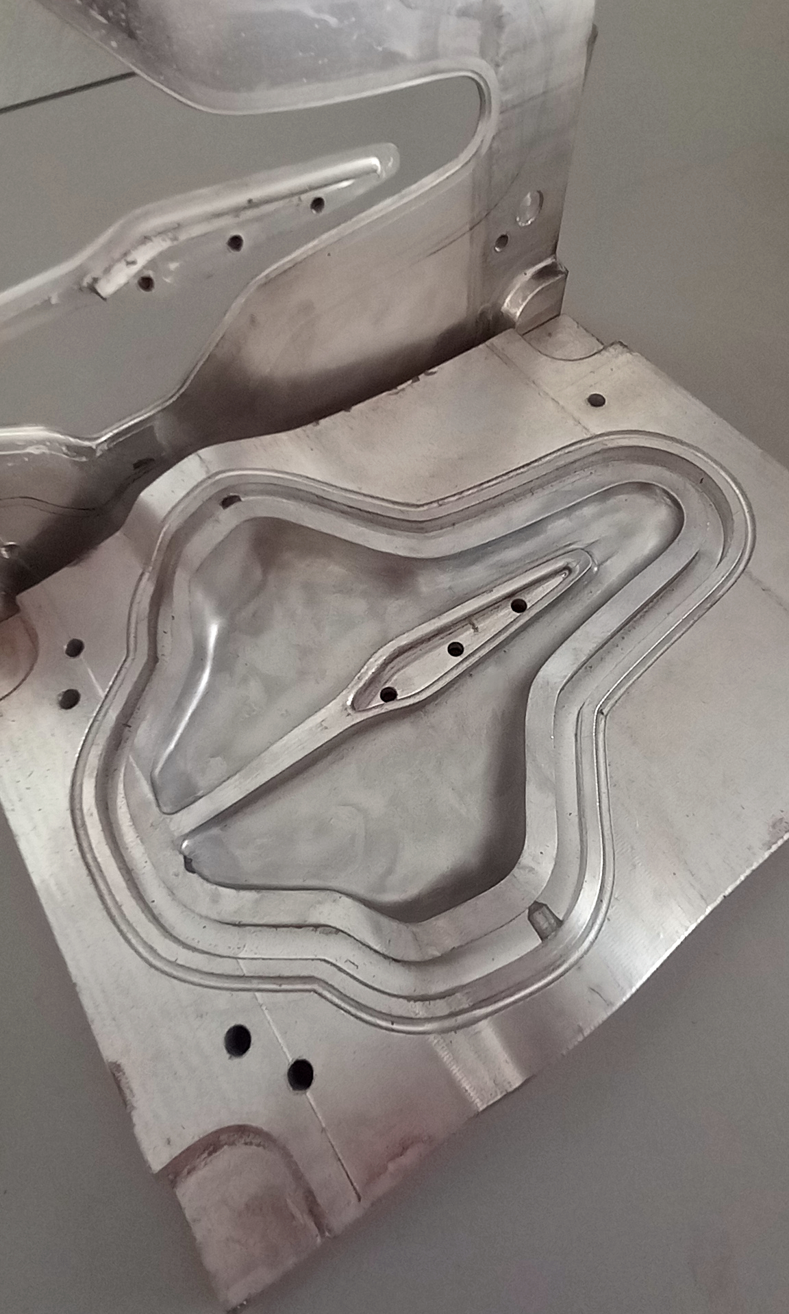 Expertos en moldes para sillines de bicicleta, diseñados para maximizar el confort y el rendimiento